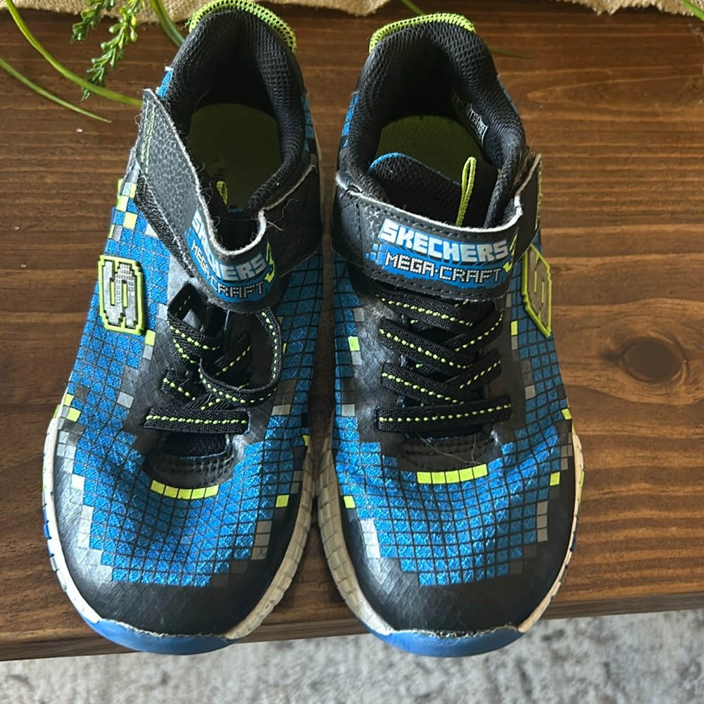 Skechers size 3 shoe
